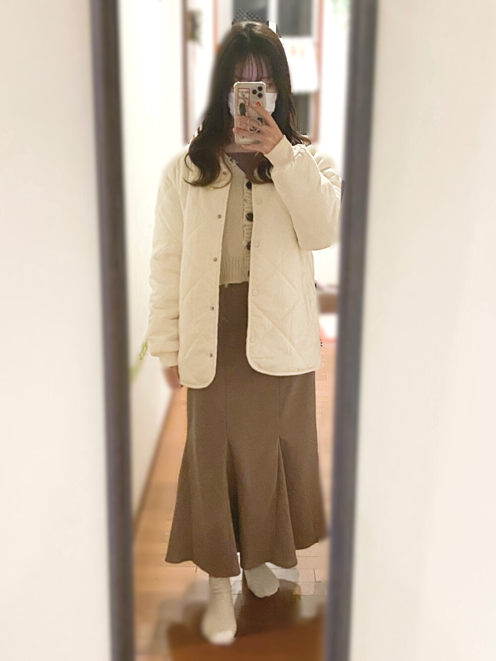 「着回しコーデ、きれいめカジュアル、大人ガーリー、ニット、ニットカーディガン、スカート、マーメイドスカート、キルティングジャケット、ガーリー、カジュアルガーリー」｜「SNIDELのアイテム（マフラー、グレー系）」を使った、momo∨̈さん（レディース・158cm）の冬コーディネートの1枚目の写真