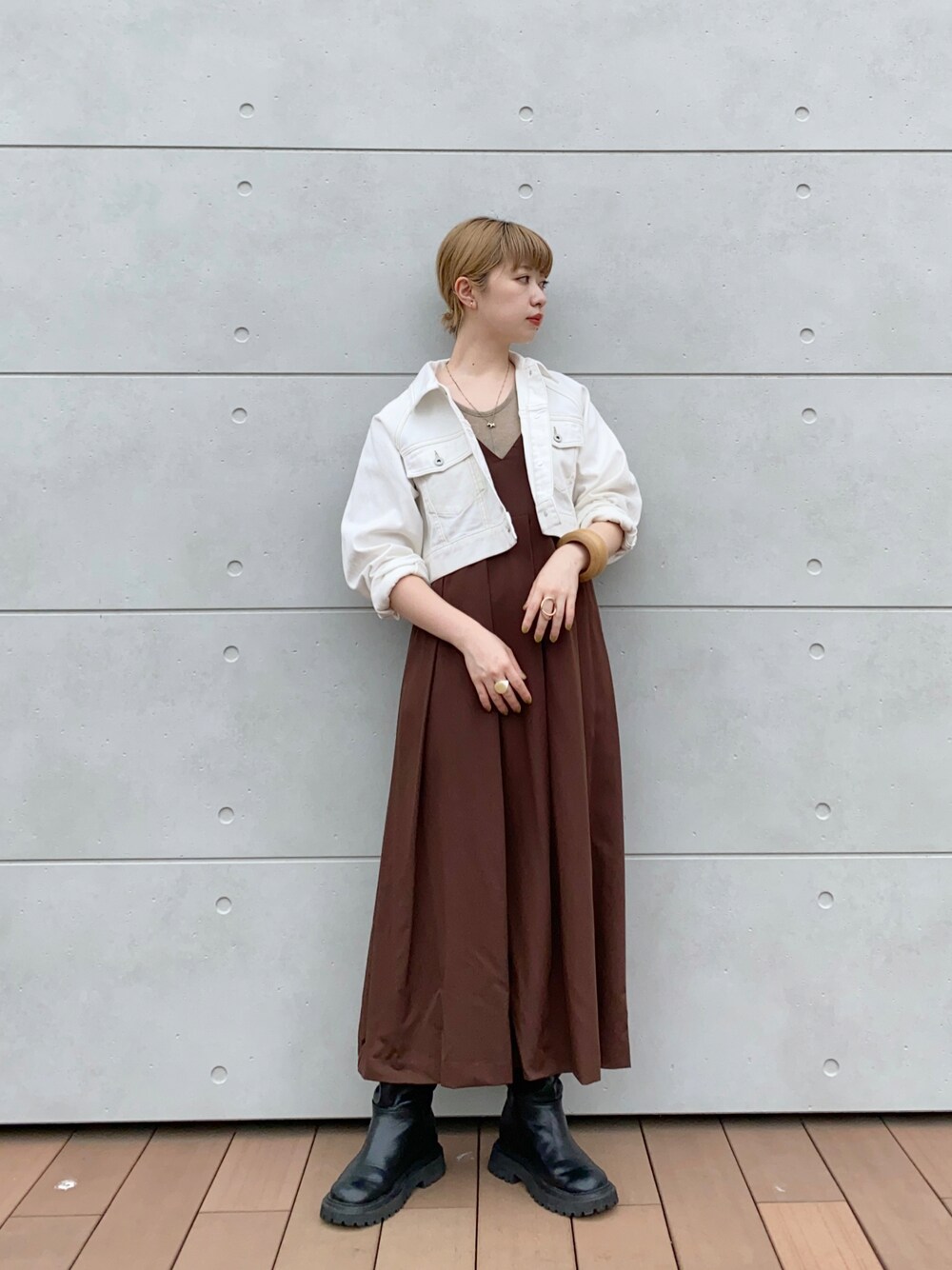 「ジャケット、ワンピース、デニムジャケット、KBF、ジャンパースカート、秋コーデ、秋服準備はじめました、kbf_ootd」｜「KBFのBIGプリーツジャンパースカート（ワンピース、ブラウン系）」を使った、たなりさん（レディース・164cm）の秋コーディネートの1枚目の写真