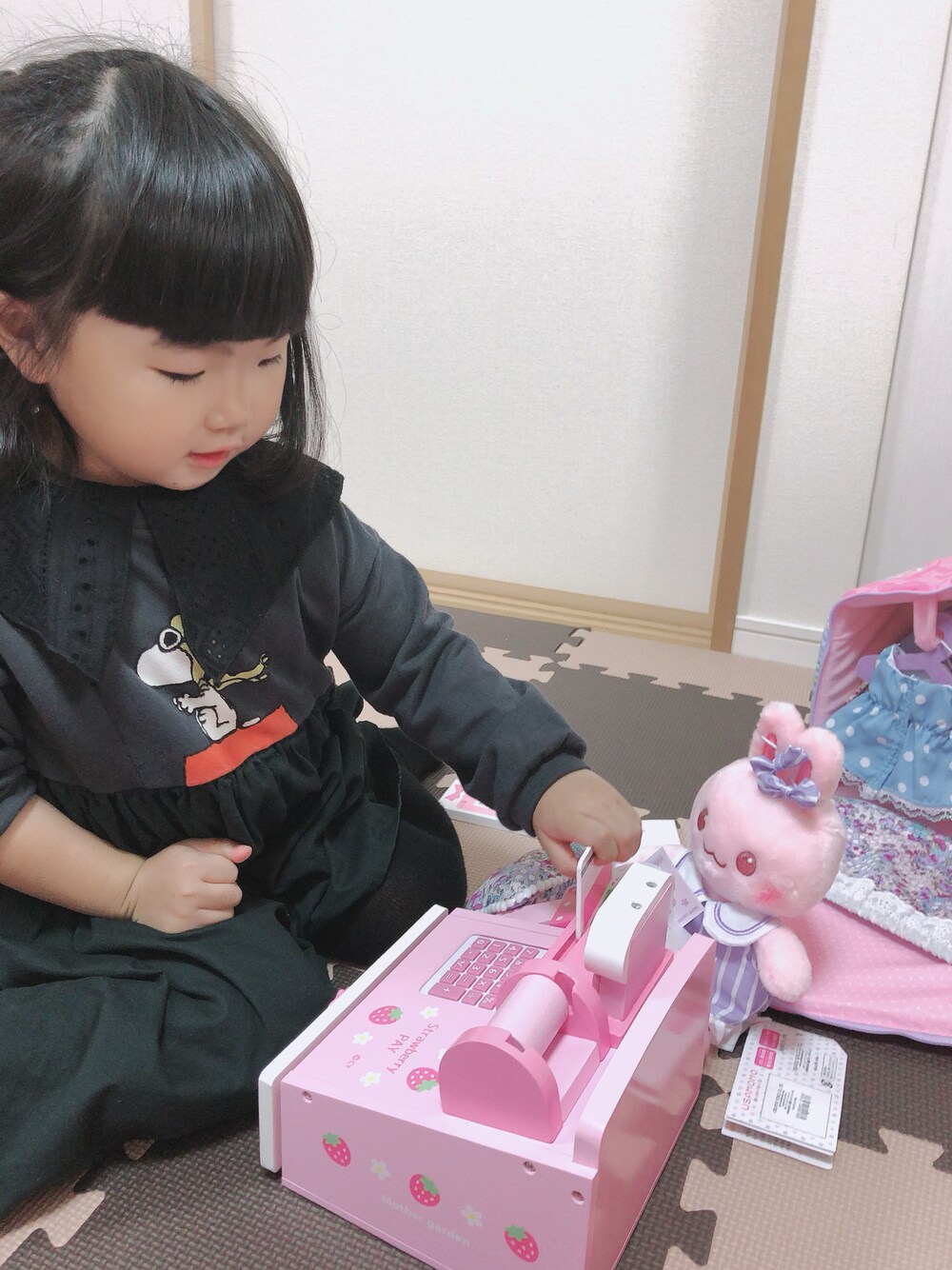 グレー系のワンピース、その他のその他を着用したキッズの冬コーディネートの1枚目の写真