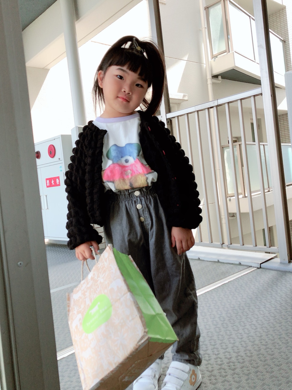 「GWコーデ、こどもの日、スニーカーコーデ、ポコポコ、今日のコーデ、シンプルコーデ、女の子コーデ」｜「MARKEY'Sの【DOLLSSAN/ドールズサン】別注リンガーワイドTシャツ(80～130cm)（Tシャツ/カットソー、ホワイト系）」を使った、はゆ‪☺︎‬さん（キッズ・100cm）の春コーディネートの1枚目の写真