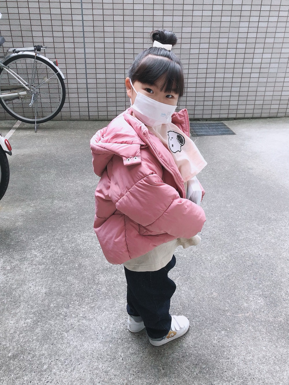 「カジュアルコーデ、休日コーデ、キッズコーデ、シンプルコーデ、スニーカー、プチプラコーデ」｜「Lycee mineの【万能アウター】フード取り外せるふっくらパフジャケット（ブルゾン、ピンク系）」を使った、はゆ‪☺︎‬さん（キッズ・100cm）の冬コーディネートの1枚目の写真