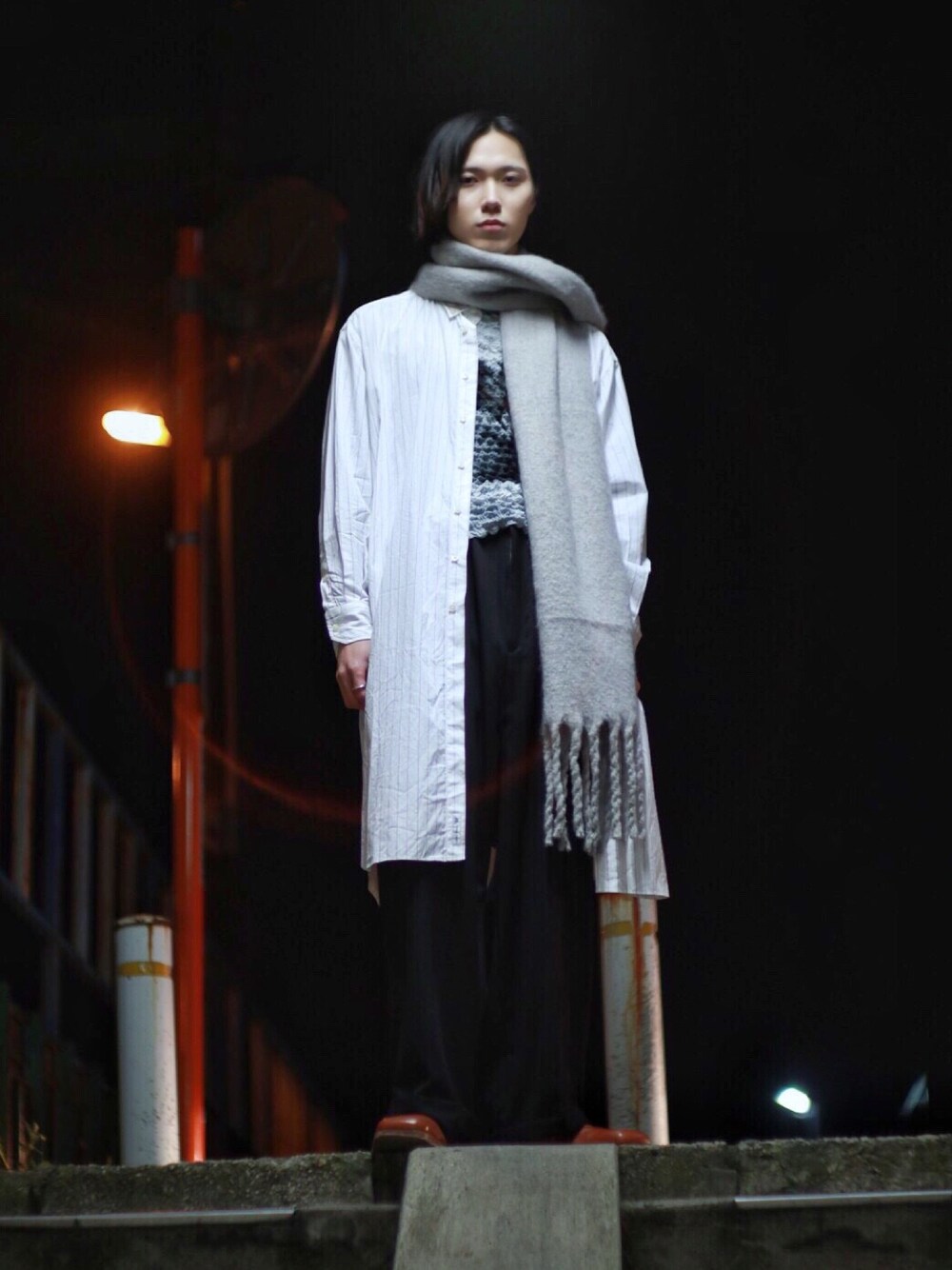 「マイベストコーデ2021、ロングシャツ、ストライプシャツ、マフラーぐるぐる、ポップコーントップス、ワイドパンツ、ブーツ、冬コーデ、きれいめカジュアル、モード、大人コーデ、オトナカジュアル、大人カジュアル、プチプラ、スラックス」｜「a-lのアイテム（シャツ/ブラウス、ホワイト系）」を使った、Kazuhiro Hamadaさん（メンズ・175cm）の冬コーディネートの1枚目の写真