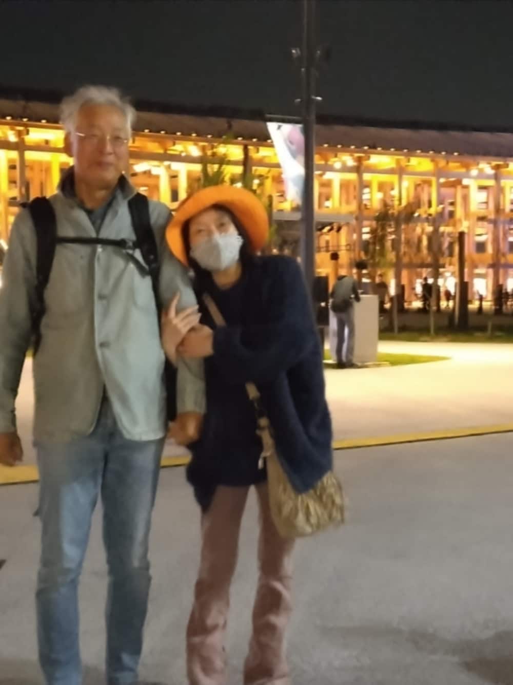 ピンク系のその他パンツ、ブルー系のその他アウター、ベージュ系のショルダーバッグを着用したレディースの春コーディネートの1枚目の写真