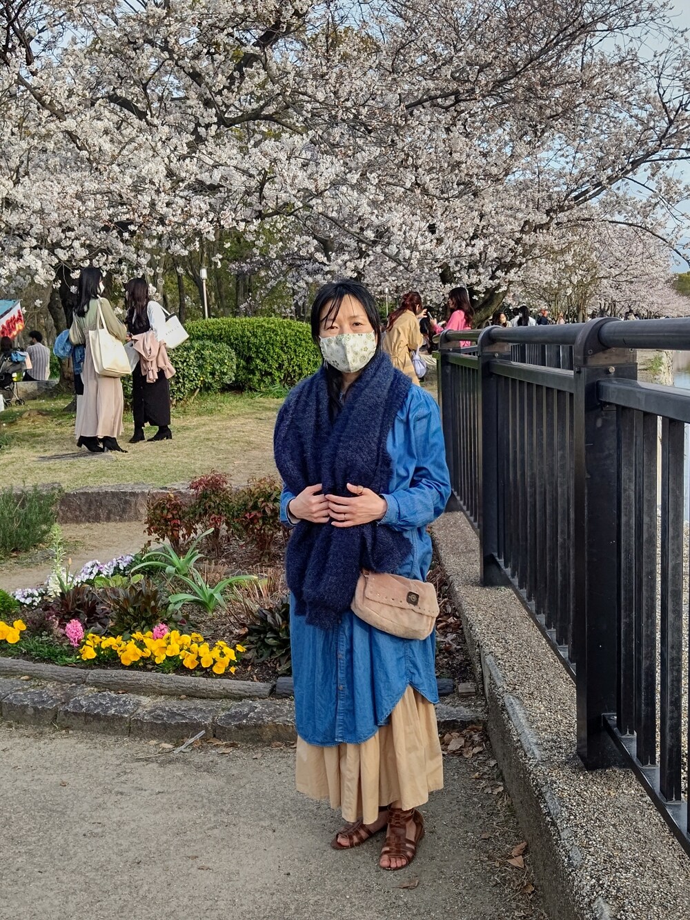 ブルー系のその他アウター、ブルー系のシャツワンピース、ベージュ系のスカートを着用したレディースの春コーディネートの3枚目の写真