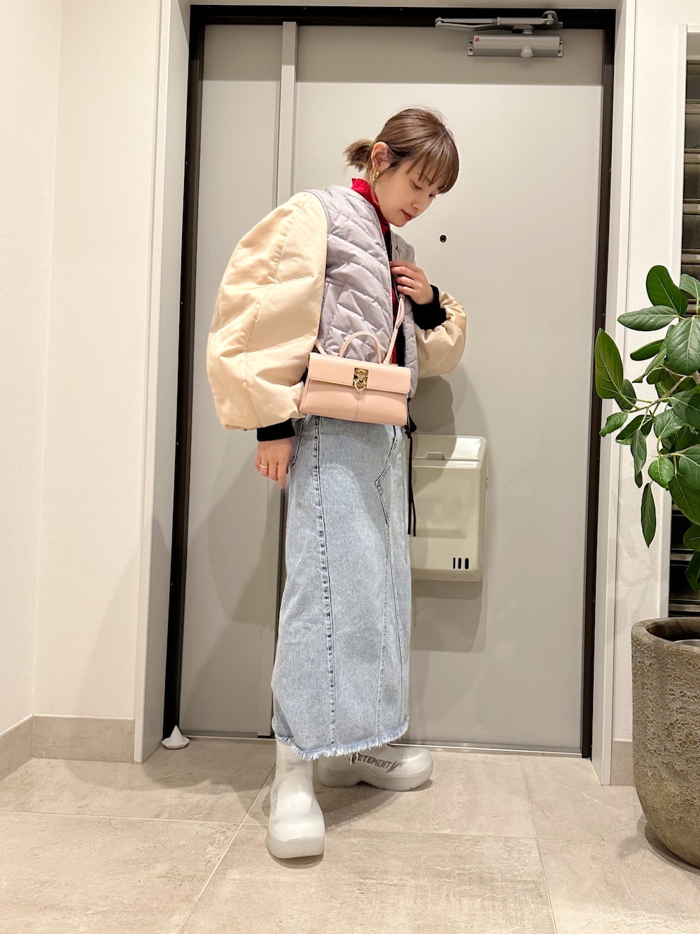 「雨の日コーデ、レインブーツ、雨靴、高橋愛、154cm、春服、大人カジュアル、LOEWE、バイカラー、デニムスカート、長靴、cafune、カフネ、strata」｜「LOEWEのアイテム（ジャケット/アウター、その他）」を使った、高橋愛さん（レディース・154cm）の春コーディネートの1枚目の写真