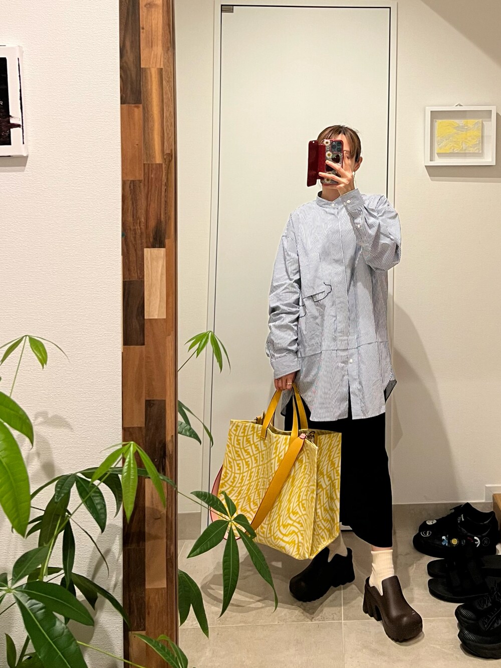 「オトナカジュアル、メンズシャツ、UNIQLO、+J、高橋愛、高橋愛コラボ、vis-‵a-vis、ビザビ、154cm、スリッポン、FENDI、BOTTEGA VENETA」｜「UNIQLOのアイテム（シャツ/ブラウス、ブルー系）」を使った、高橋愛さん（レディース・154cm）の夏コーディネートの1枚目の写真