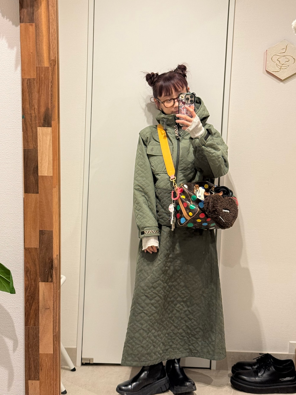 「セットアップ、カーキ、市井紗耶香さんコラボ、154cm、お団子ヘアー、ツインお団子、LOUIS  VUITTON、草間彌生、ヴィトンバッグ、MBT」｜「市井紗耶香さんコラボのアイテム（ジャケット/アウター、グリーン系）」を使った、高橋愛さん（レディース・154cm）の冬コーディネートの1枚目の写真