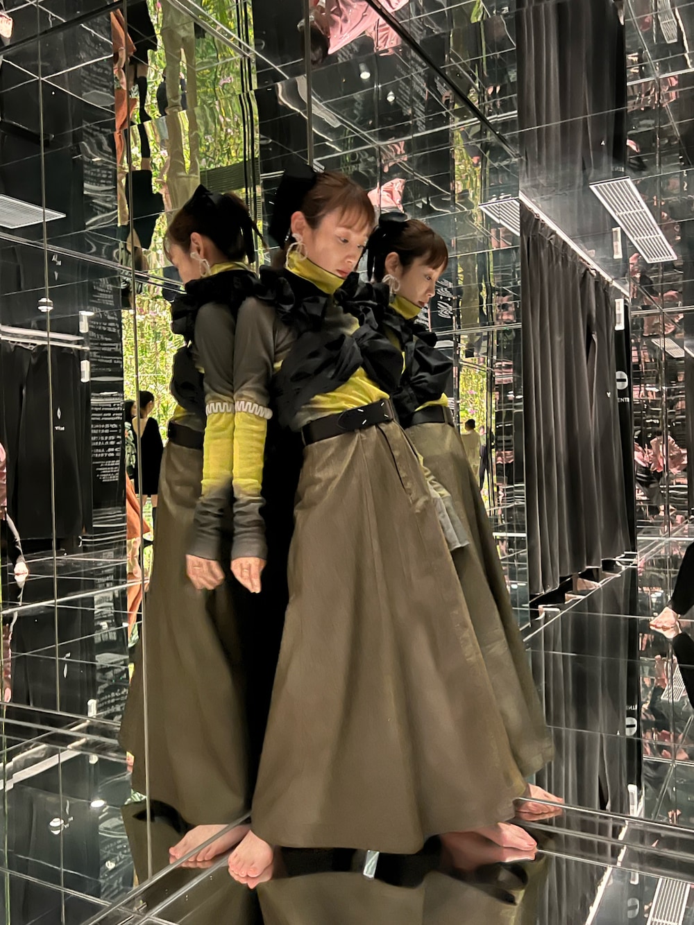「秋ルック紹介するよ、秋服、カジュアルコーデ、オトナ女子、秋カラー、グラデーション、カーキ、デニム、デニムスカート、khaki、fukuu、ふくうコーデ、H&M、チームラボ」｜「H&Mのアイテム（トップス、イエロー系）」を使った、高橋愛さん（レディース・154cm）の秋コーディネートの1枚目の写真