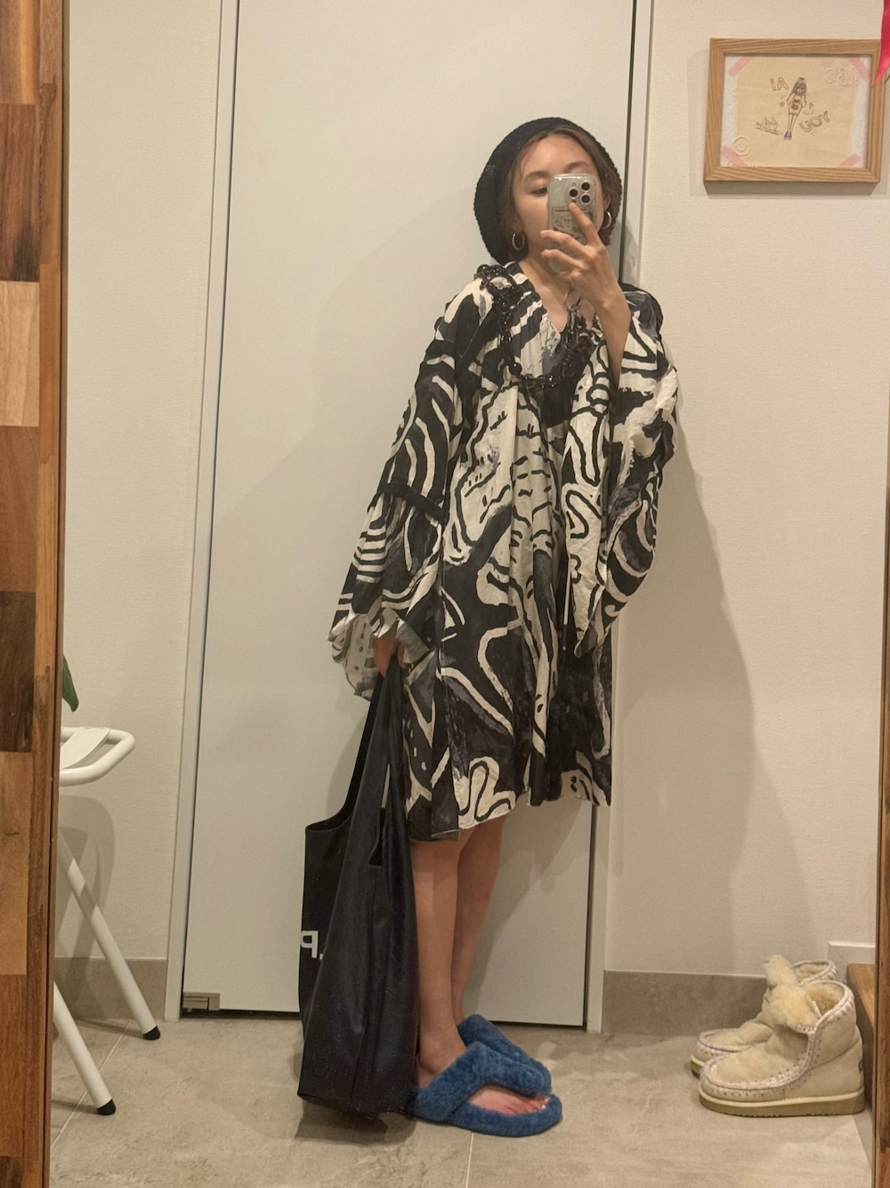 「夏だぜ、夏かよ、暑いよ、暑いの嫌い、ミニワンピ、H&M、A.P.C.、LOEWE、ベレー帽、夏でもベレー帽、Uhr、高橋愛、154cm」｜「H&Mのアイテム（ワンピース/ドレス、ブラック系）」を使った、高橋愛さん（レディース・154cm）の夏コーディネートの1枚目の写真