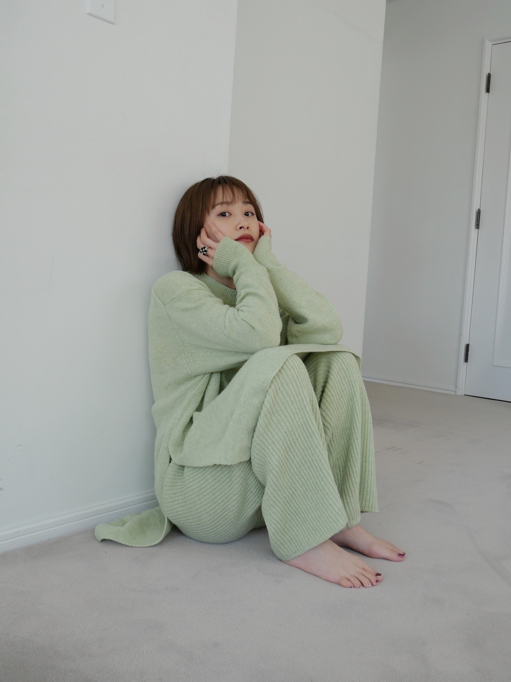 「高橋愛、154cm、春、セットアップ、ニットアップ、リブニット、リサイクルニット」｜「fukuuの【セットアップ対応可】 リサイクルウール　サイドスリットニットトップス（その他トップス、グリーン系）」を使った、高橋愛さん（レディース・154cm）の春コーディネートの1枚目の写真