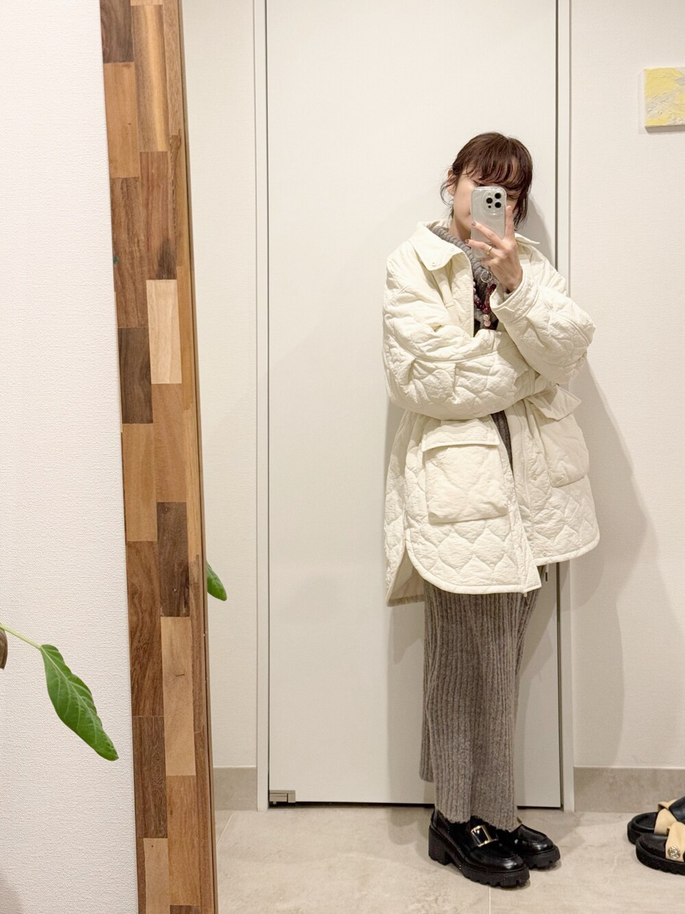 「ニットワンピース、wonen、高橋愛、154cm、FREAK’Ｓ STORE、軽めのアウター、ファッションを楽しもう、秋のコーデ、オトナカジュアル、Tods、トッズ」｜「FREAK'S STOREのワッシャーキルトスタンドコート（ミリタリージャケット、ホワイト系）」を使った、高橋愛さん（レディース・154cm）の秋コーディネートの1枚目の写真