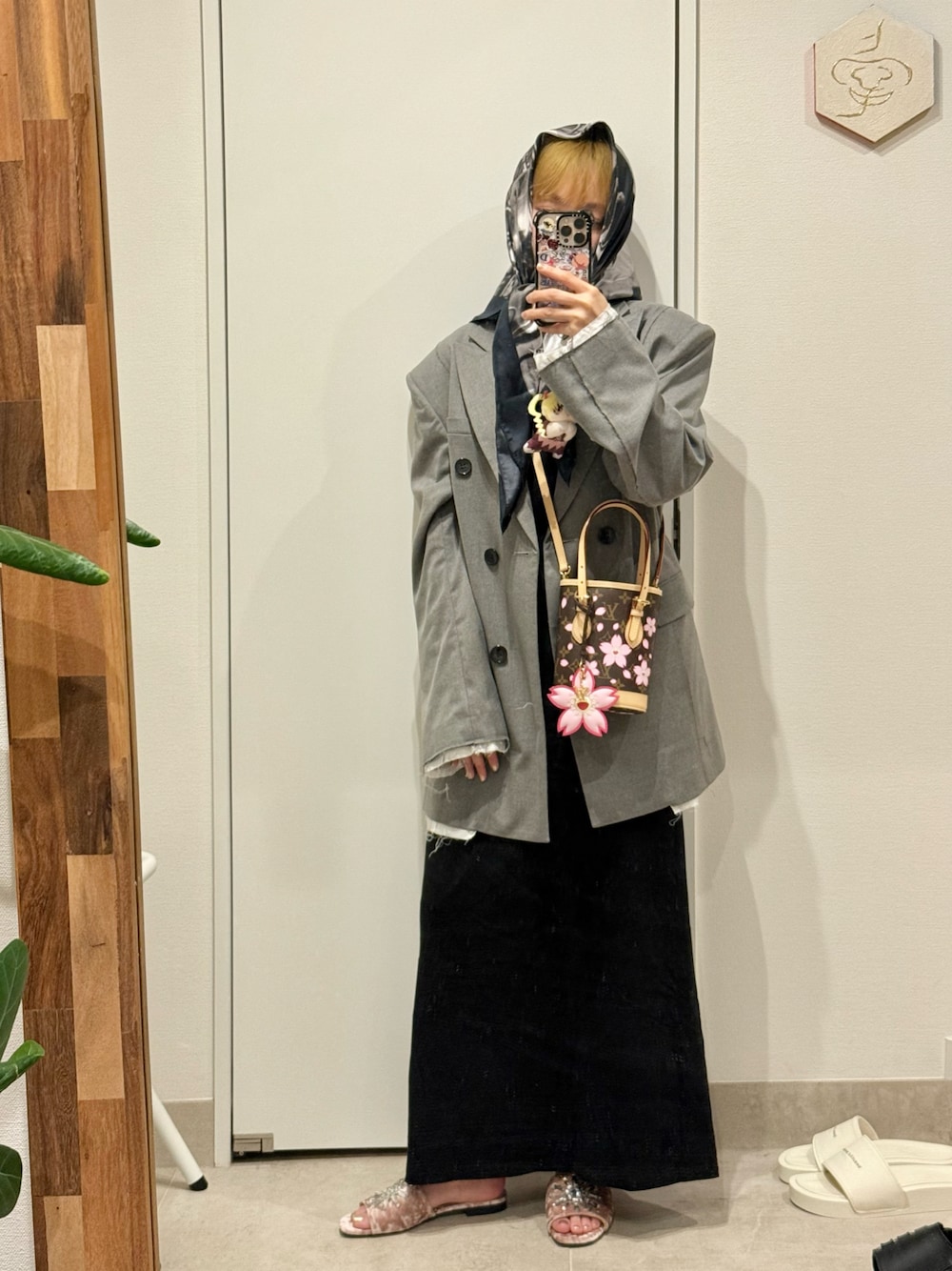「グレー、あいまい、オードリーヘップバーン、ROPE、スカーフ、オーバーサイズ、YOUU、高橋愛、154cm、サンダル、H&M」｜「Youuのアイテム（ジャケット/アウター、グレー系）」を使った、高橋愛さん（レディース・154cm）の春コーディネートの1枚目の写真