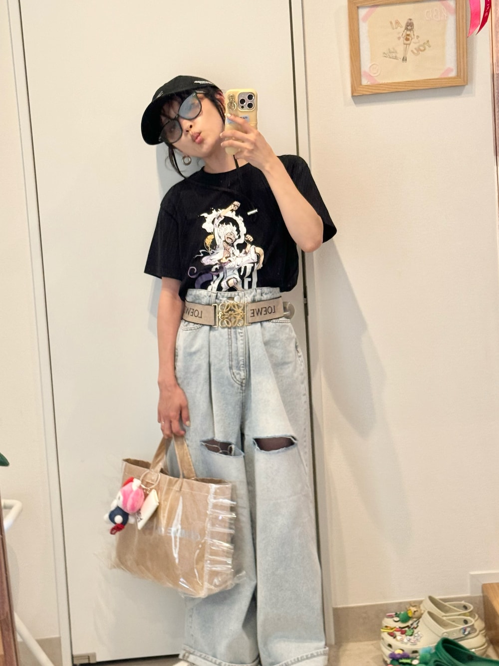 「Tシャツ、Tシャツ×デニム、UNIQLO、UT、ルフィ、高橋愛、154cm、kidsTee、デニム、honeymihoney、ハニーミーハニー、LOEWE、スニーカー」｜「UNIQLOのアイテム（Tシャツ/カットソー、ブラック系）」を使った、高橋愛さん（レディース・154cm）の夏コーディネートの1枚目の写真