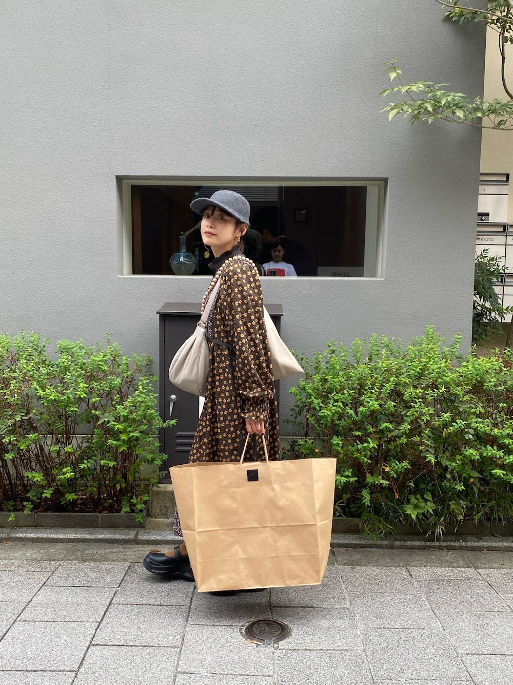 「haco!、ラブアンドピース2023、すーさんコラボ、スザンヌコラボ、秋冬コーデ、小花柄ワンピース、UNIQLO、UNIQLO C、帽子好き、高橋愛、154cm」｜「haco!の【スザンヌさんコラボ】花束と花柄のいいとこ取り。自分も愛でるONE-PIECE by LOVE&PEACE PROJECT（ワンピース、ブラウン系）」を使った、高橋愛さん（レディース・154cm）の秋コーディネートの1枚目の写真