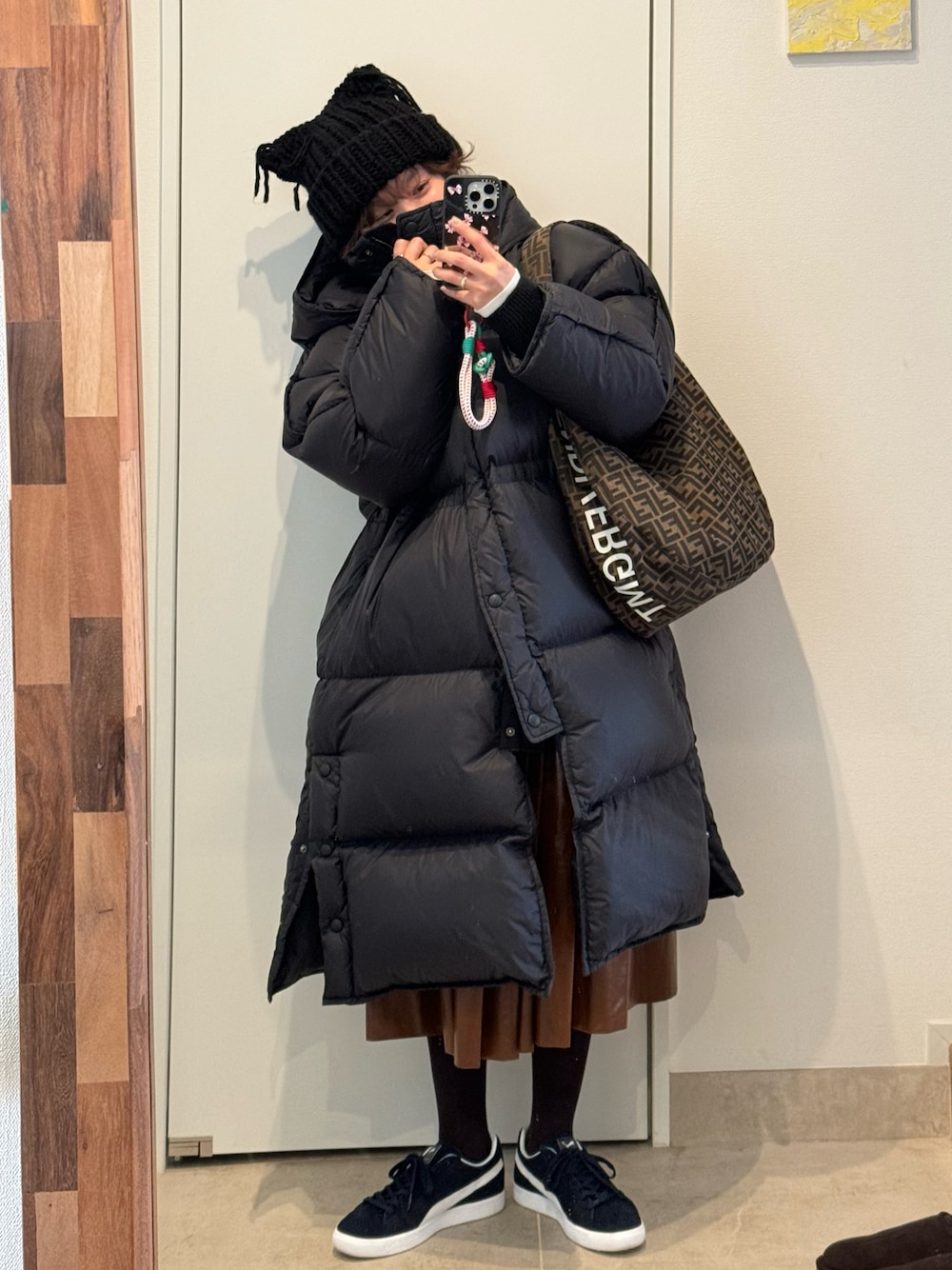 「オトナカジュアル、ゆるコーデ、猫耳、ニット帽、高橋愛、もこもこ、AcneStudios、アクネストゥディオズ、ダウンジャケット、防寒」｜「PUMAのアイテム（スニーカー、ブラック系）」を使った、高橋愛さん（レディース・154cm）の冬コーディネートの1枚目の写真
