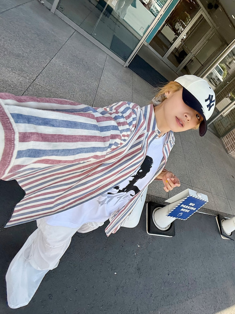 「真っ白コーデ、sezane、セザンヌ、PARIS、夏ルックで気分アップ、ストライプ、シャツコーデ、Tシャツ、中森明菜、オーバーサイズ、styling」｜「sezaneのアイテム（シャツ/ブラウス、レッド系）」を使った、高橋愛さん（レディース・154cm）の夏コーディネートの1枚目の写真