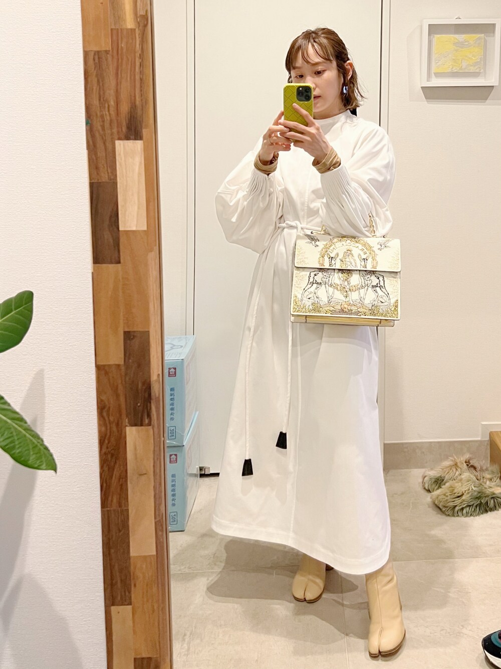 「宝塚、観劇スタイル、154cm、ちょいおめかし、おめかしコーデ、キレイめコーデ、高橋愛、春夏コーデ、fukuu、HYKE、白ワンピース、ハンドバッグ」｜「HYKEのアイテム（ワンピース/ドレス、ホワイト系）」を使った、高橋愛さん（レディース・154cm）の春コーディネートの1枚目の写真