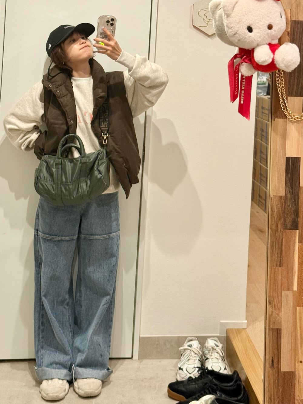 「秋っぽコーデ更新中、ダウンベスト、オトナカジュアル、秋服コーデ、シンプルスタイル、UNIQLO U、ユニクロユー、茶色、🤎、高橋愛、154cm、adidas、スニーカー、デニム」｜「YOOUのアイテム（デニムパンツ、ブルー系）」を使った、高橋愛さん（レディース・154cm）の秋コーディネートの1枚目の写真