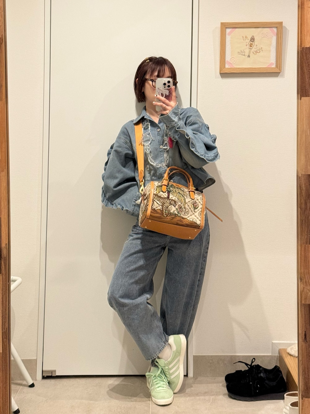 「春、大人かわいい、セットアップ風、デニムオンデニム、高橋愛、154cm、デニム、holiday、アディダス、スニーカー」｜「TORY BURCHのアイテム（ボストンバッグ、ブラウン系）」を使った、高橋愛さん（レディース・154cm）の春コーディネートの1枚目の写真