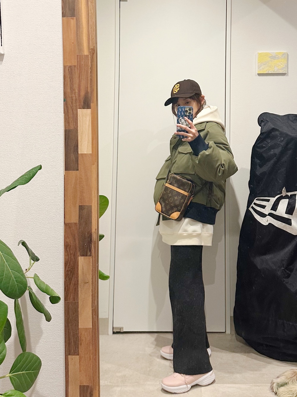 「高橋愛、ばあば、ありがとう、154cm、カジュアルコーデ、LV、ルイヴィトン、LOUIS  VUITTON、asics、ピンク、ニットパンツ、fukuu、ふくうコーデ」｜「fukuuのリサイクルポリエステル メンズライクボリュームアウター（ミリタリージャケット、グリーン系）」を使った、高橋愛さん（レディース・154cm）の秋コーディネートの1枚目の写真