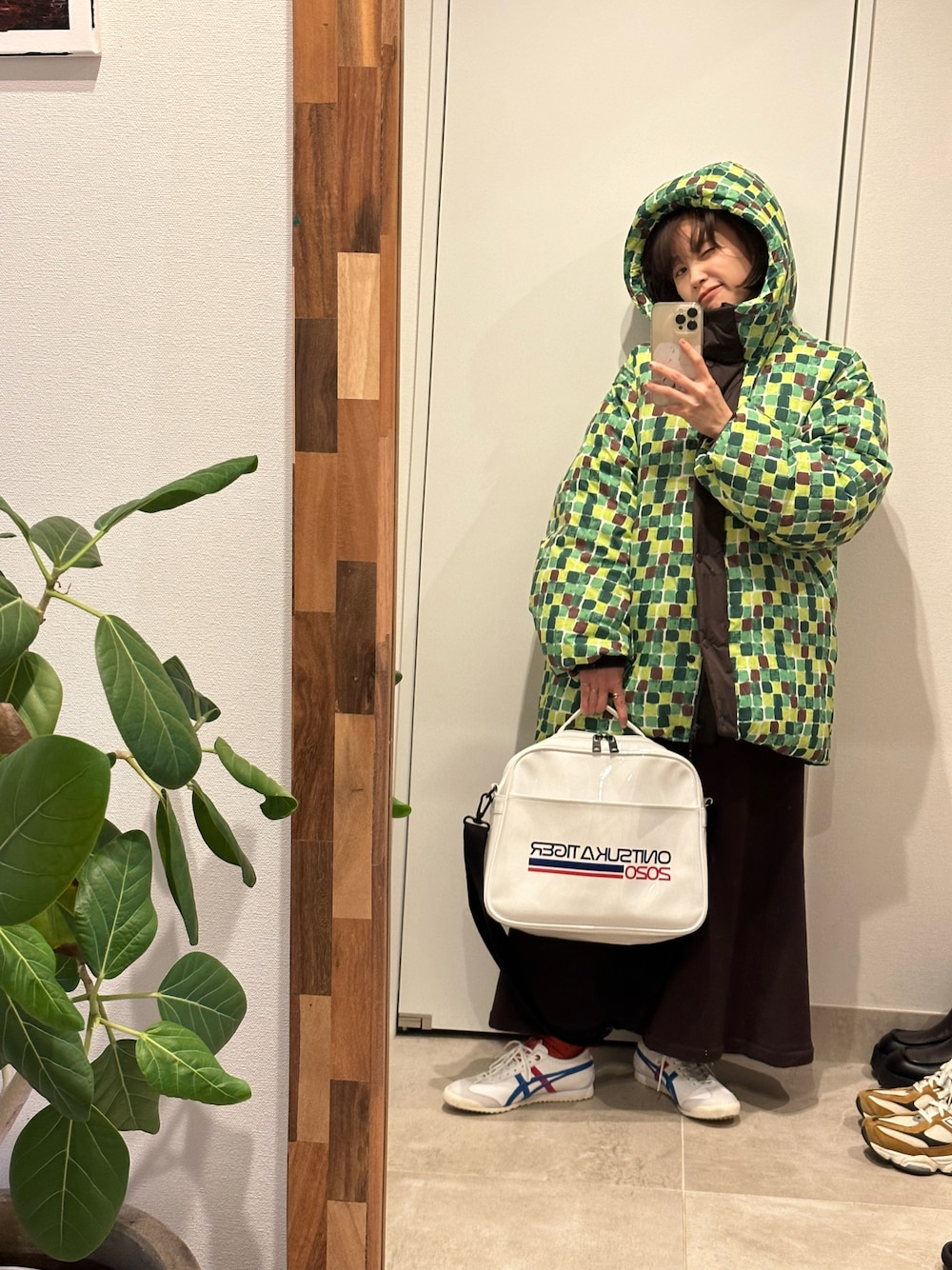 「ユニクロマルニ、UNIQLO、カラフルダウン、あったかコーデ、beautiful people、Onitsuka Tiger、オニツカタイガー、スニーカー、緑、グリーン、カットソーワンピース、高橋愛、154cm」｜「UNIQLOのアイテム（ダウンジャケット/コート、グリーン系）」を使った、高橋愛さん（レディース・154cm）の冬コーディネートの1枚目の写真