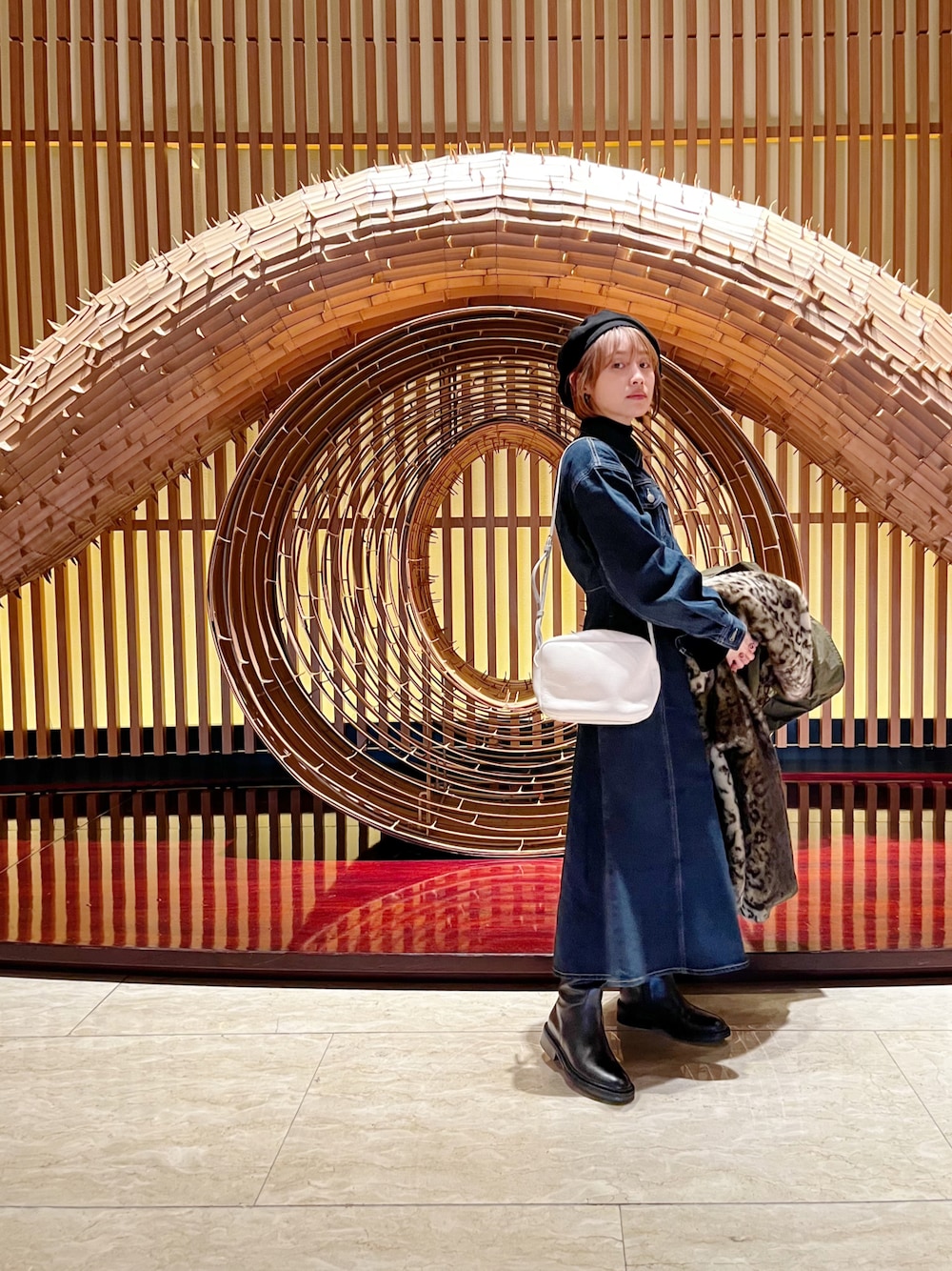「ペニンシュラ東京、ホテルランチ、デニムワンピース、154cm、高橋愛、ベレー帽、金髪、ショートボブ、ロングブーツ、BALENCIAGA、BEAMS、お正月、vis-‵a-vis、ビザビ、レオパード」｜「vis-`a-visの【WEB限定】【高橋愛さんコラボ】デニムフィットフレアワンピース（ワンピース、ブルー系）」を使った、高橋愛さん（レディース・154cm）の冬コーディネートの1枚目の写真