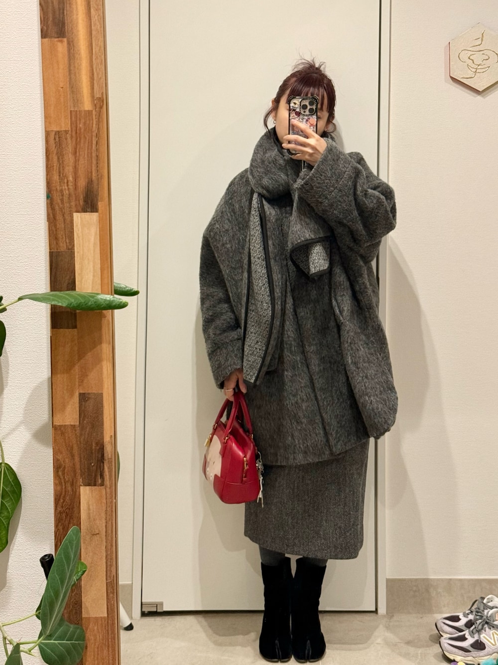 「やっぱりグレーが好き、メゾンマルジェラ、Maison Margiela、足袋ブーツ、154cm、グレー、グレーコーデ、高橋愛、アメリカンラグシー、AMERICAN RAG CIE」｜「AMERICAN RAG CIEの【高橋愛さんコラボ】シャギーケープコート（その他アウター、グレー系）」を使った、高橋愛さん（レディース・154cm）の冬コーディネートの1枚目の写真