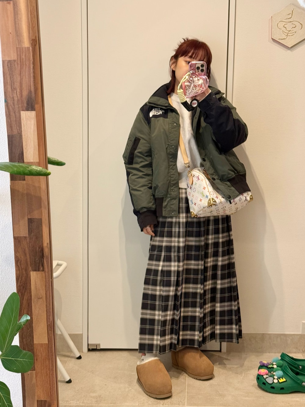 「LOUIS VUITTON × MURAKAMI、LOUIS VUITTON × TM、高橋愛、LOGOS DAYS、ロゴスデイズ、UGG、スリッポン、sacai、sacai × THE NORTH FACE、OSHIMA REI」｜「UGGのUGG W PUMPED SLIDE / アグ パンプド スライド（ブーツ、ブラウン系）」を使った、高橋愛さん（レディース・154cm）の春コーディネートの1枚目の写真