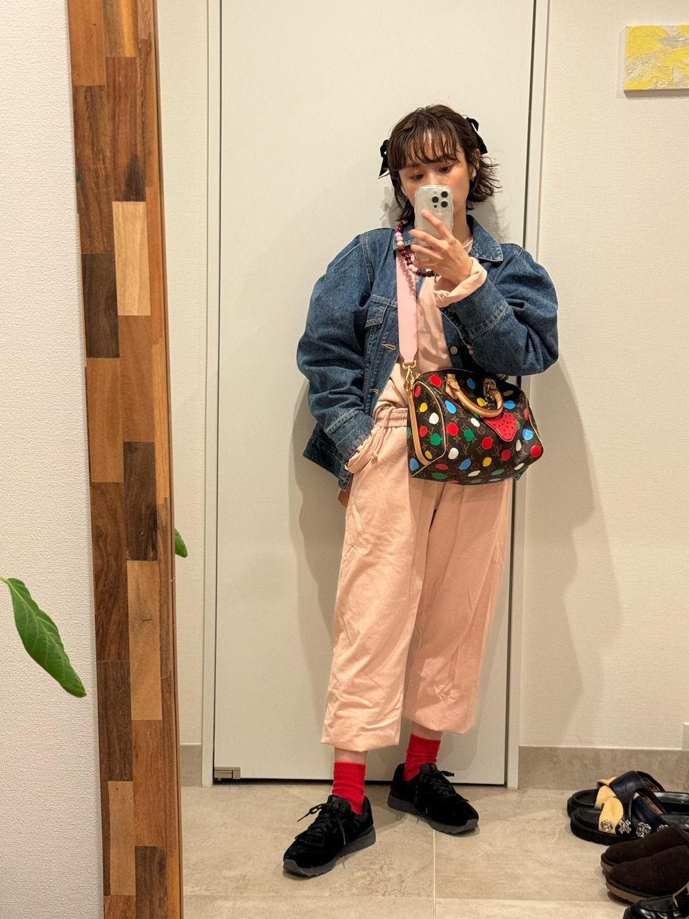 「ホリデー、holiday、セットアップ、little sunny bite、リトルサニーバイト、高橋愛、154cm、草間彌生、いちごといえばわたし、JWANDERSON、New Balance、996」｜「Little sunny biteのLogo pants（スウェットパンツ、ピンク系）」を使った、高橋愛さん（レディース・154cm）の秋コーディネートの1枚目の写真