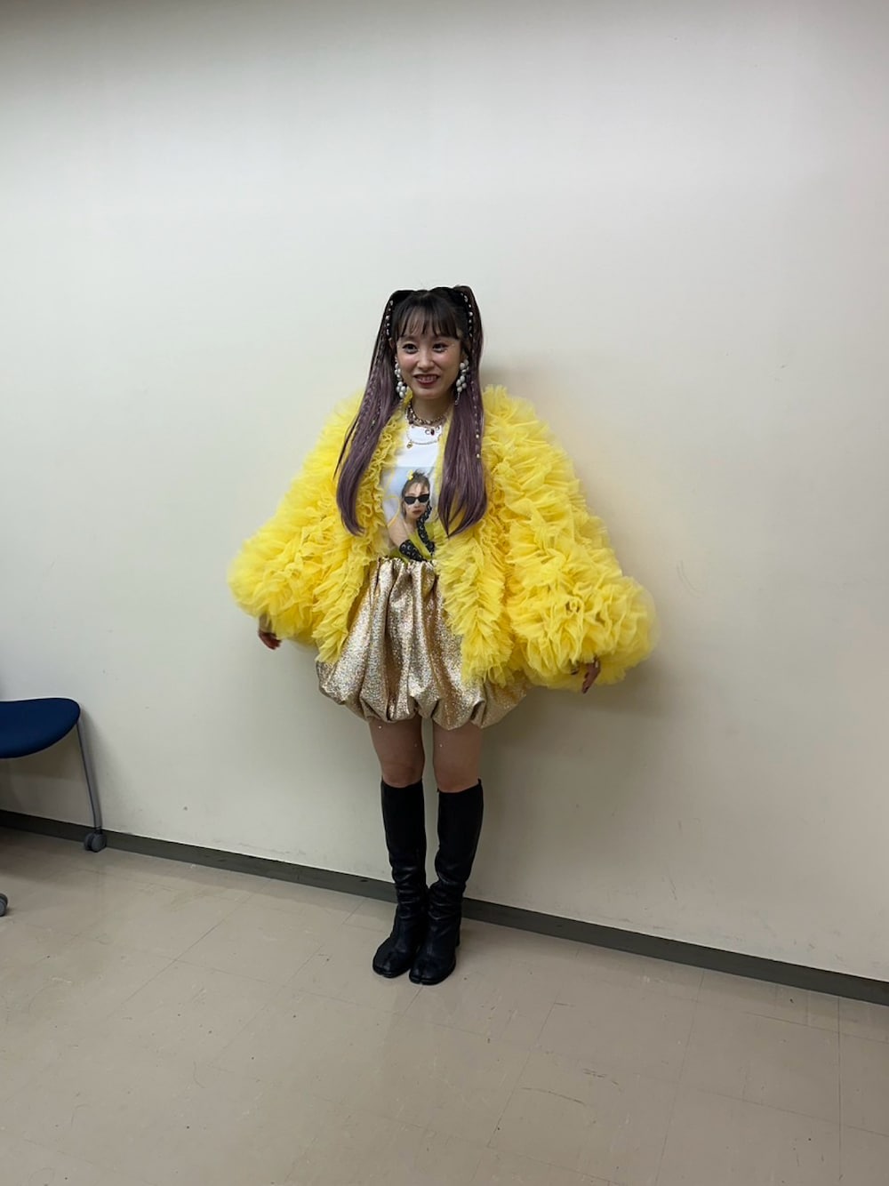 「高橋愛、キラキラスカート、黄色いもふもふ、カットソー、38💛」｜「Bibiy.のアイテム（スカート、ゴールド系）」を使った、高橋愛さん（レディース・154cm）の秋コーディネートの1枚目の写真