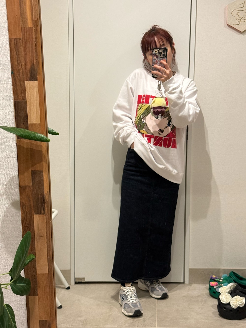 「クラピカ、HUNTER×HUNTER、アベイル、Avail、しまむら、154cm、スニーカー、デニムスカート、アニエスベー、agnes b.」｜「agnes b.のアイテム（デニムスカート、ブルー系）」を使った、高橋愛さん（レディース・154cm）の春コーディネートの1枚目の写真