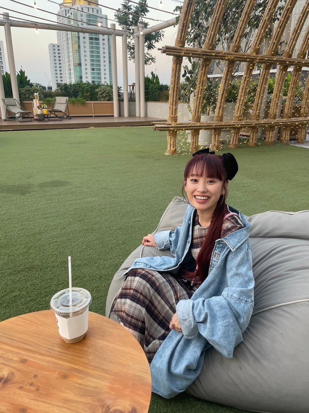 「おめかしコーデ、おめかしスタイル、初おろし、タイで初おろし、タイスタイル、タイコーデ、Thailand、AcneStudios、ZARA、高橋愛、ポニテ」｜「ZARAのアイテム（ワンピース/ドレス、ブラウン系）」を使った、高橋愛さん（レディース・154cm）の冬コーディネートの1枚目の写真