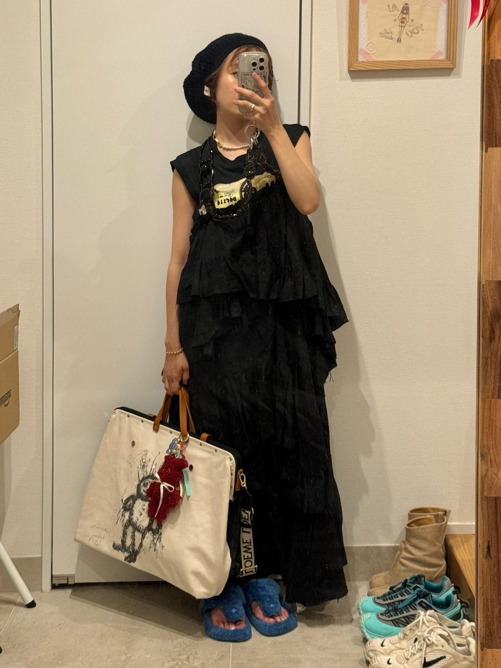 「Maison Margiela、カットソー、オールブラック、差し色青、LOEWE、ロエベ、ファーサンダル、高橋愛、154cm」｜「Maison Margielaのアイテム（トップス、ブラック系）」を使った、高橋愛さん（レディース・154cm）の夏コーディネートの1枚目の写真