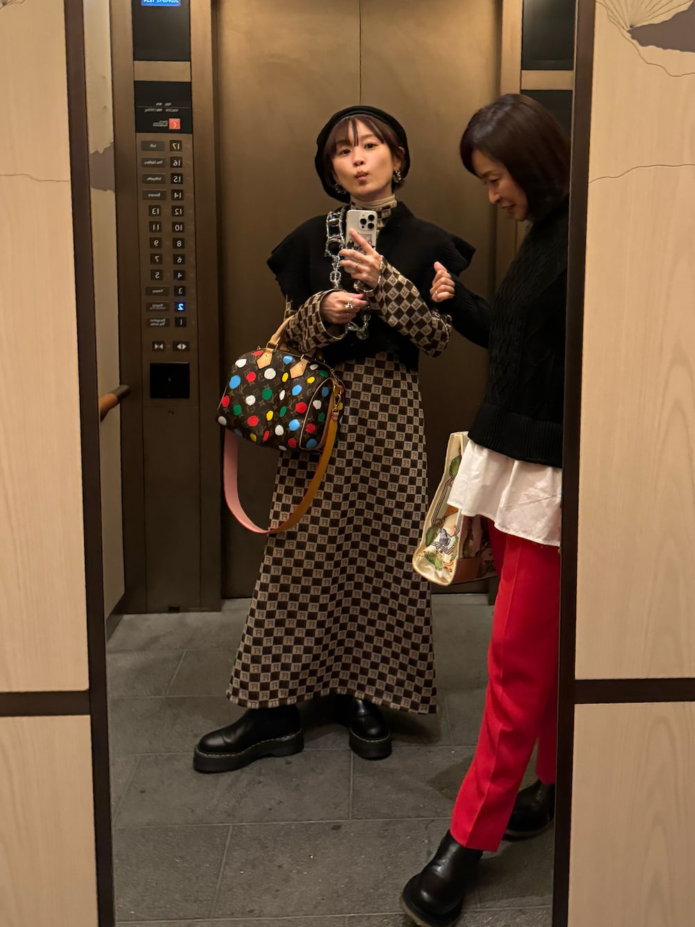 「春のおしゃ見えテクニック、レイヤリング、FUMIE=TANAKA、ラグシー愛、アメリカンラグシー、AMERICAN RAG CIE、高橋愛、154cm、LOUIS  VUITTON、草間彌生」｜「FUMIE TANAKAのアイテム（ワンピース/ドレス、ブラウン系）」を使った、高橋愛さん（レディース・154cm）の春コーディネートの1枚目の写真