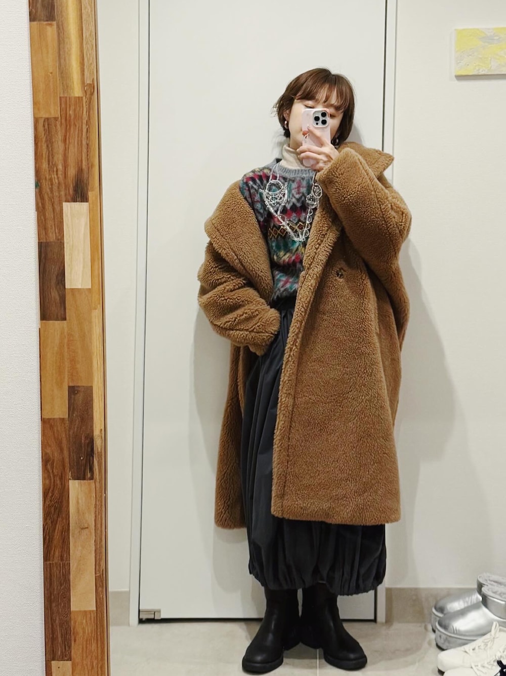 「大人カジュアル、ファーコート、テディベアコート、Max Mara、マックスマーラ、高橋愛、154cm、マルジェラ、Maison Margiela」｜「Maison Margielaのアイテム（ニット/セーター、グレー系）」を使った、高橋愛さん（レディース・154cm）の冬コーディネートの1枚目の写真