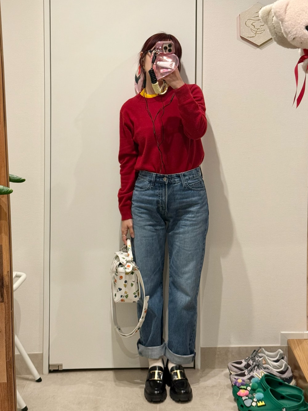 「赤ニット、赤とデニム、デニムと赤、ローファー、白タイツ、LOEWE、花柄」｜「UNIQLOのアイテム（デニムパンツ、ブルー系）」を使った、高橋愛さん（レディース・154cm）の冬コーディネートの1枚目の写真