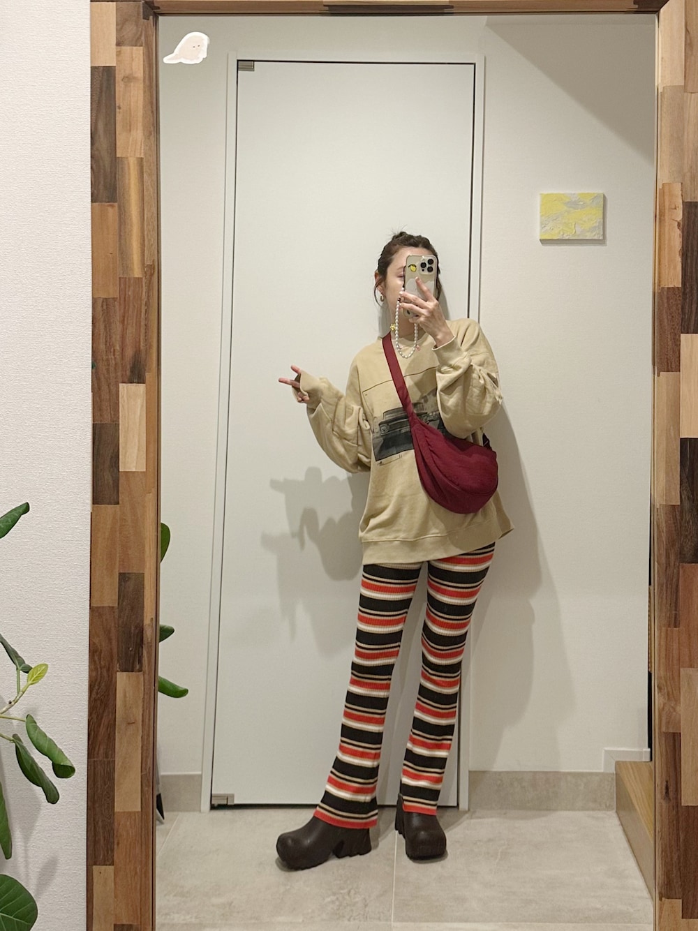 「カジュアルコーデ、カラフル、ボーダー、ニットパンツ、高橋愛、154cm、UNIQLO、バナナバック、赤、ななめがけ、差し色赤、厚底、スリッポン、レインシューズ、BOTTEGA VENETA」｜「UNIQLOのアイテム（パンツ、レッド系）」を使った、高橋愛さん（レディース・154cm）の夏コーディネートの1枚目の写真