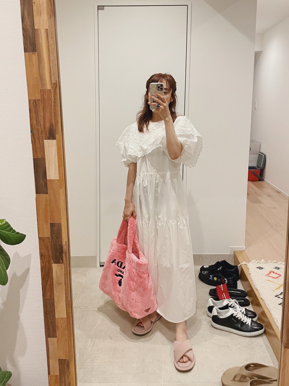 「ビックカラーブラウス、ロングワンピース、JEANASiS、ジーナシス、高橋愛、154cm、白ワンピース」｜「JEANASISのビックカラースカラップシシュウワンピース/952566（ワンピース、ホワイト系）」を使った、高橋愛さん（レディース・154cm）の夏コーディネートの1枚目の写真