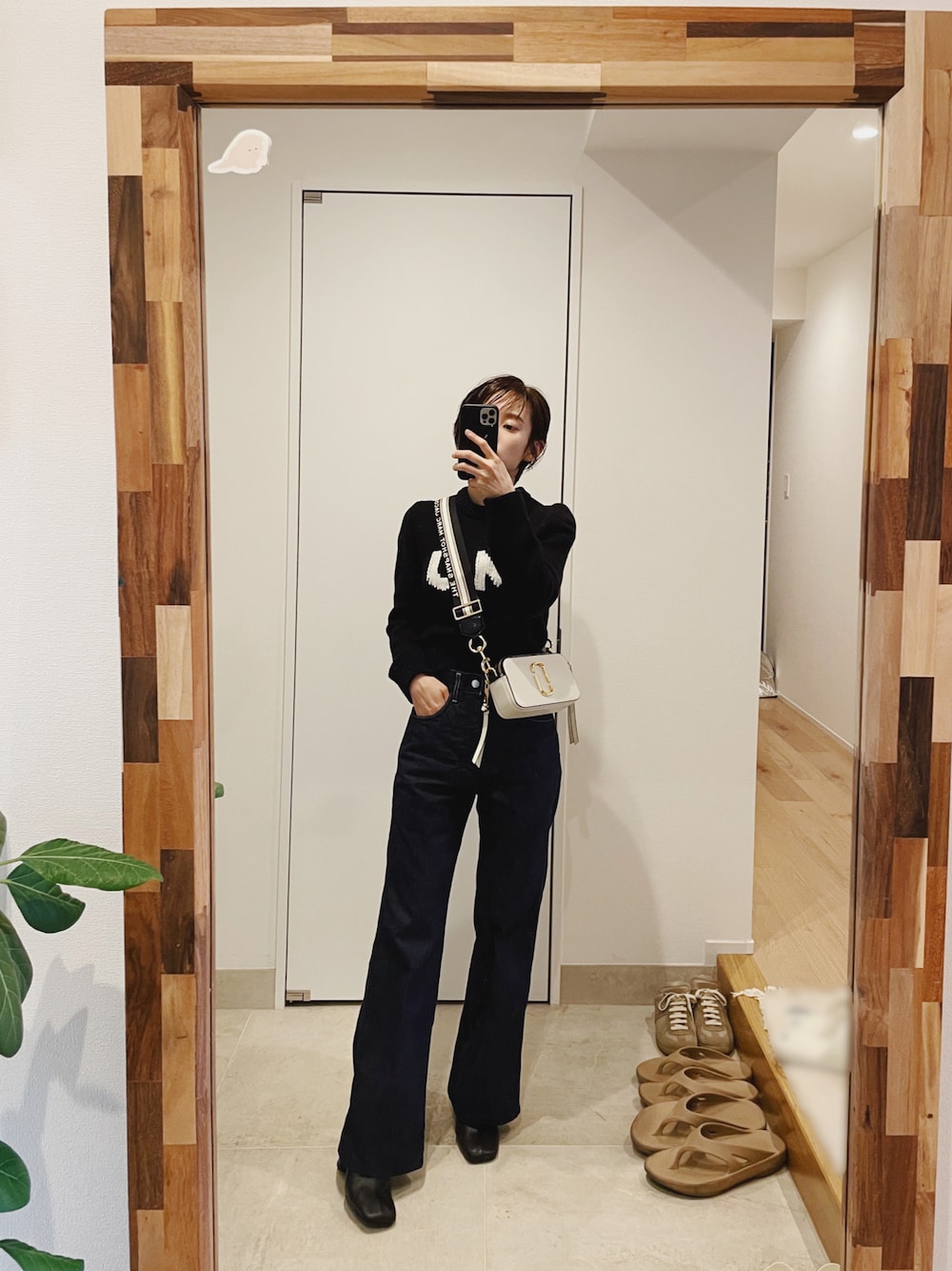 「マークジェイコブス、MARCJACOBS、PR、高橋愛、154cm、ニット、アイコンバック、THESNAPSHOT、秋のコーデ、デニム、大人コーデ、ヒール」｜「MARC JACOBSのアイテム（ニット/セーター、ブラック系）」を使った、高橋愛さん（レディース・154cm）の秋コーディネートの1枚目の写真