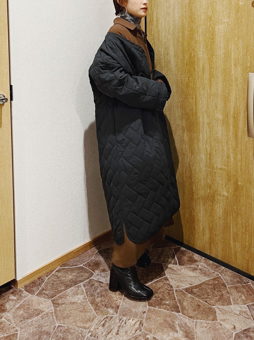 「Avail、アベイル、高橋愛、154cm、キルティング、ブラック、fukuu、ふくうコーデ、Maison Margiela、ロングブーツ、茶色」｜「Availのアイテム（ジャケット/アウター、ブラック系）」を使った、高橋愛さん（レディース・154cm）の秋コーディネートの1枚目の写真