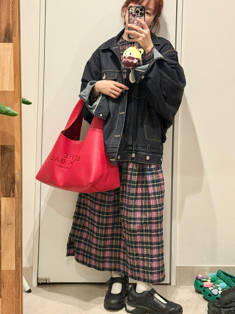 「最近のいい感じコーデ、チェック、GANNI、ガニー、154cm、MARC JACOBS、SALOMON、サロモン、高橋愛」｜「MARC JACOBSのTHE SACK BAG/ザ サック バッグ（ショルダーバッグ、レッド系）」を使った、高橋愛さん（レディース・154cm）の春コーディネートの1枚目の写真