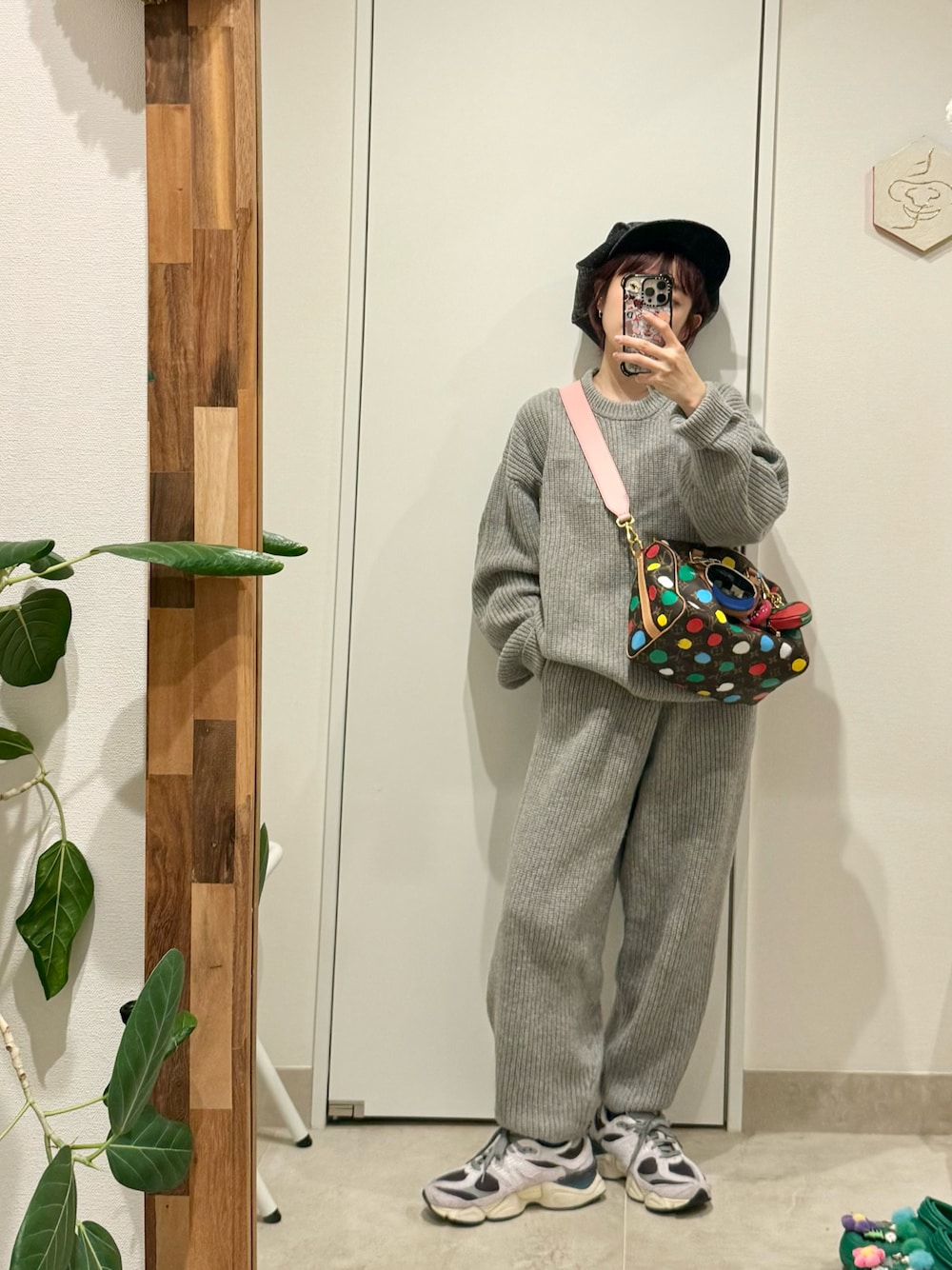 「今年もグレー、グレー好き、ニットアップ、水川あさみさんコラボ、77circa、ナナナナサーカ、154cm、キャスケット、スニーカー、New Balance」｜「77circaのアイテム（ニット/セーター、グレー系）」を使った、高橋愛さん（レディース・154cm）の冬コーディネートの1枚目の写真