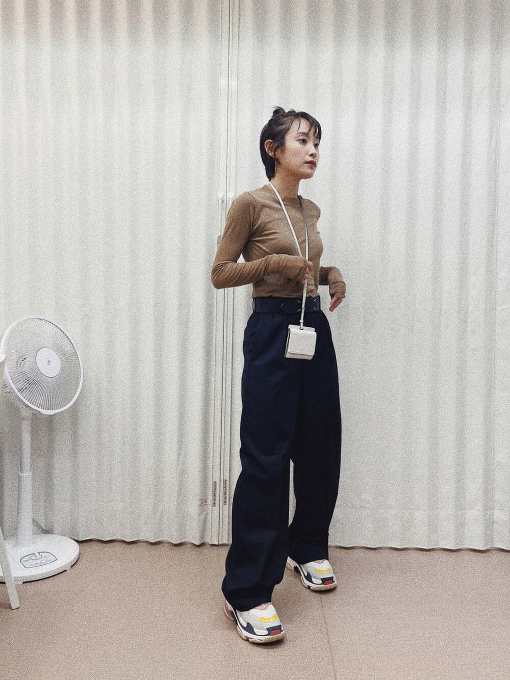 「シンプルコーデ、高橋愛、秋、オトナカジュアル、154cm、UNIQLO U、ユニクロユー、オーラリー、AULAREE」｜「AURALEEのアイテム（Tシャツ/カットソー、ブラウン系）」を使った、高橋愛さん（レディース・154cm）の秋コーディネートの1枚目の写真
