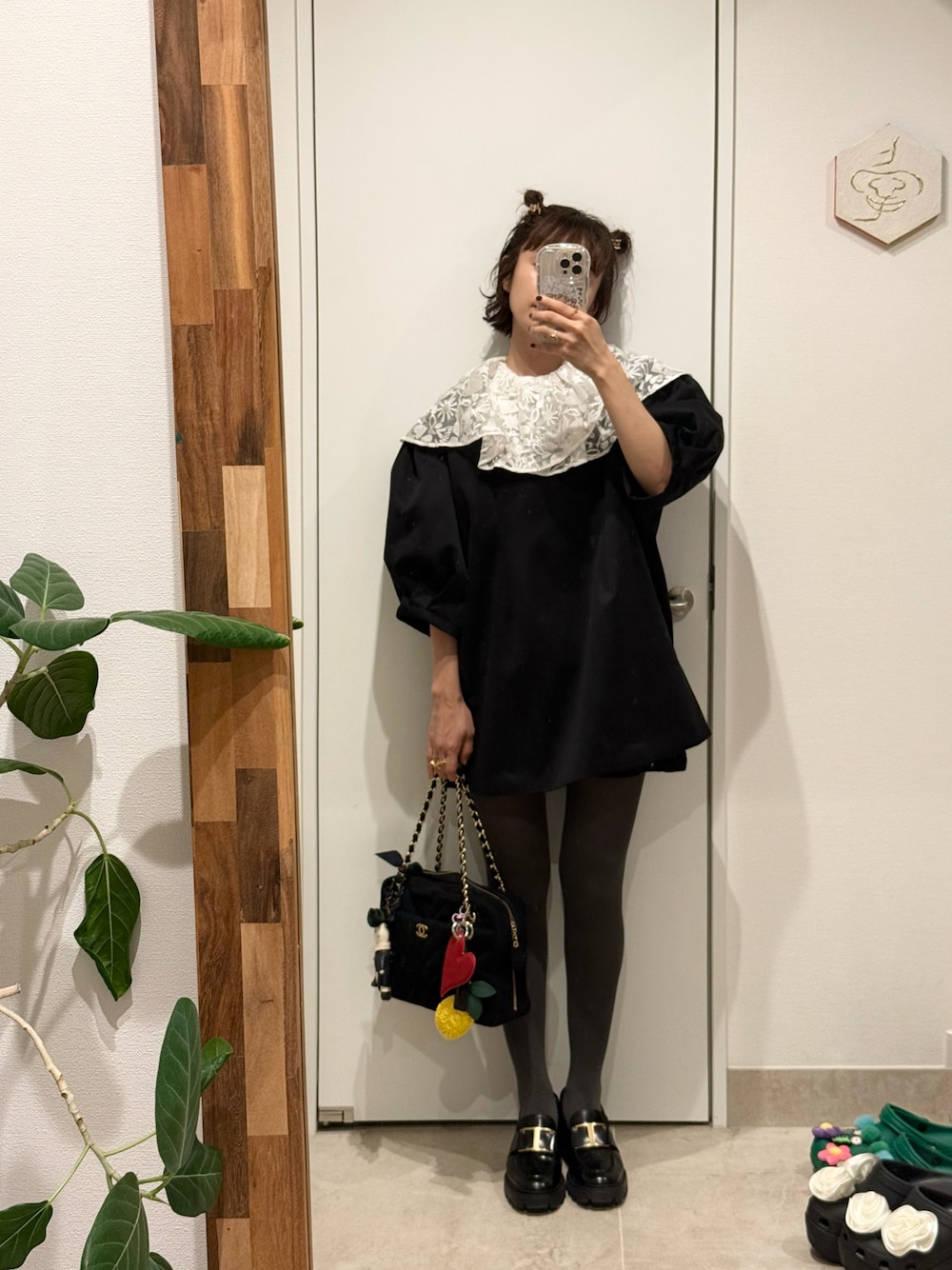 「秋っぽコーデ更新中、タイツはじめました、休日スタイル、おでかけコーデ、ローファー、グレータイツ、ミニワンピ、holiday」｜「HOLIDAYのLACE COLLAR BONDING MINI DRESS レースカラーボンディングミニドレス（ワンピース、ブラック系）」を使った、高橋愛さん（レディース・154cm）の秋コーディネートの1枚目の写真