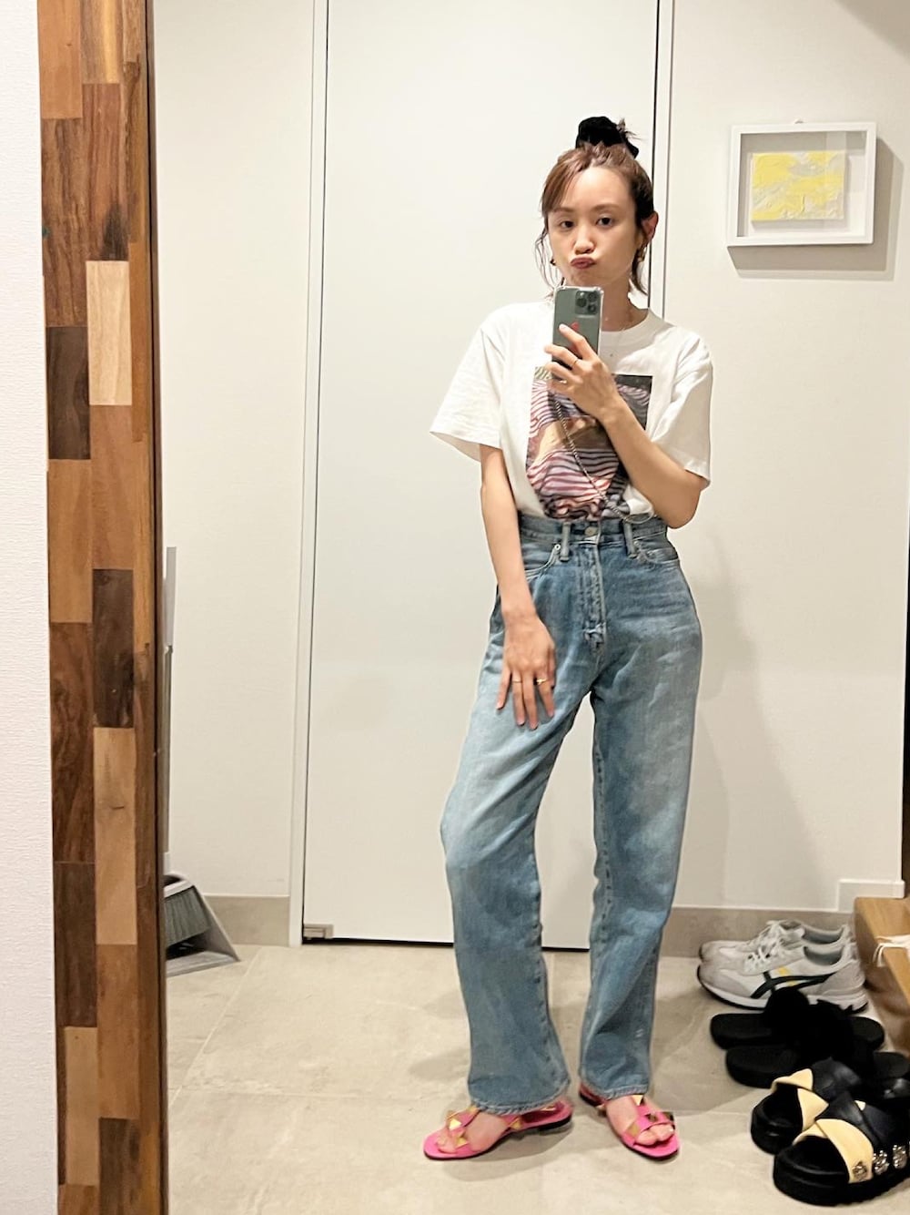 「シンプルイズベスト、デニム、カジュアルコーデ、夏コーデ、ペタンコ靴、valentino、ピンク、スタッズ、SEA、Tシャツ、Tシャツ×デニム」｜「SEAのアイテム（デニムパンツ、ブルー系）」を使った、高橋愛さん（レディース・154cm）の夏コーディネートの1枚目の写真