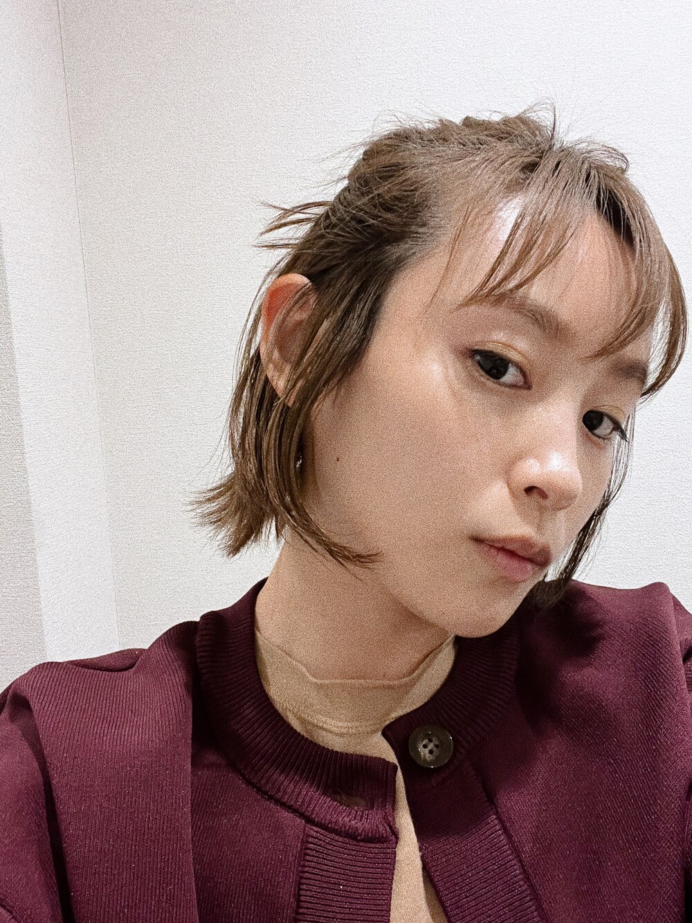 「チョコ色に染まれ、clinique、ダークブラウン、カーディガン、バレンタイン、vis-‵a-vis、ビザビ、高橋愛、高橋愛コラボ、fukuu、ふくうコーデ」｜「fukuuのとろけちゃう肌触りハイネックインナートップス（その他トップス、ベージュ系）」を使った、高橋愛さん（レディース・154cm）の冬コーディネートの1枚目の写真