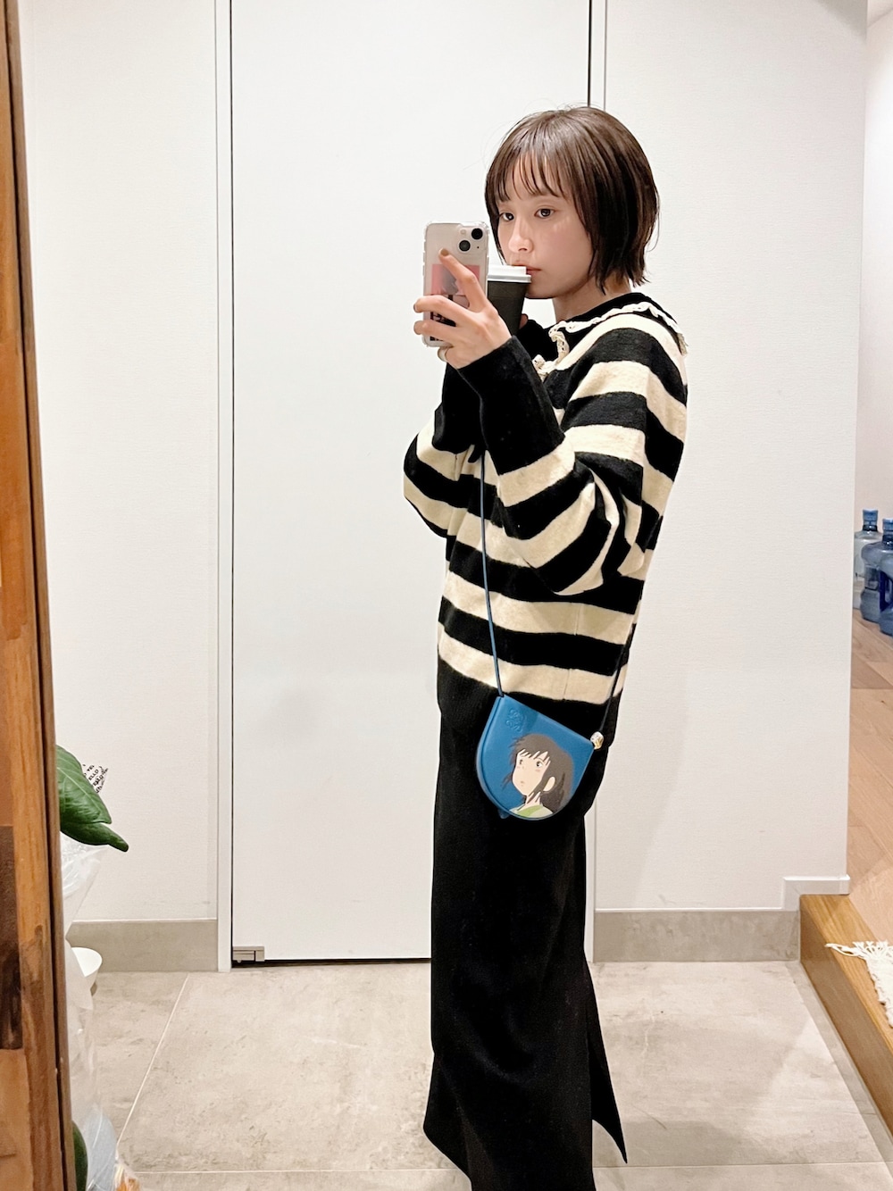 「私の推しブランド、きれいめカジュアル、ロングスカート、ニット、モノトーンコーデ、ZARA、ZARAニット、高橋愛、ボーダー、ボーダーニット、襟付きトップス、LOEWE、千と千尋の神隠し、vis-‵a-vis、高橋愛コラボ」｜「ZARAのアイテム（ニット/セーター、ブラック系）」を使った、高橋愛さん（レディース・154cm）の冬コーディネートの1枚目の写真