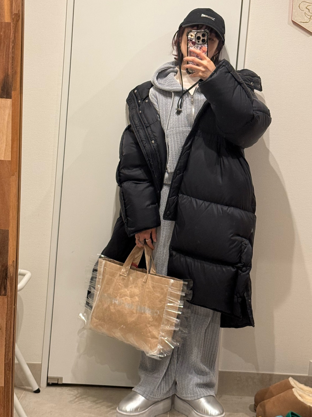 「最強ダウン、冬コーデ、ロングコート、セットアップ、ジャージ、UGG、シルバー、厚底UGG、ムートンブーツ、ギャルソン、AcneStudios」｜「韓国のアイテム（トップス、グレー系）」を使った、高橋愛さん（レディース・154cm）の冬コーディネートの1枚目の写真