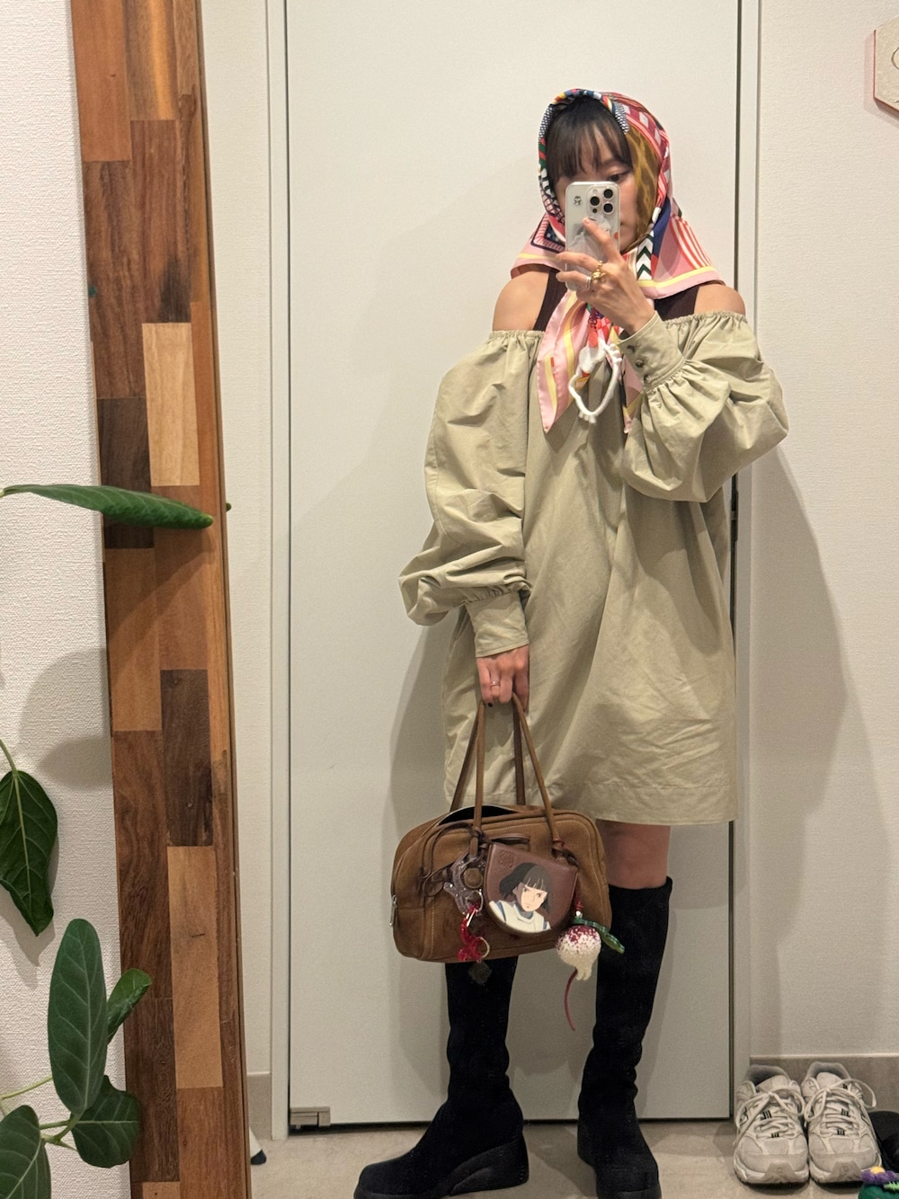 「カンペール、ロングブーツ、ニットブーツ、CAMPER、キャンパー、ミニワンピ、ROKU、6、エルメススカーフ、大判スカーフ、高橋愛、MARGE SHERWOOD」｜「H　BEAUTY&YOUTH UNITED ARROWSの＜H＞コットンナイロンタフタ パフスリーブドレス（ワンピース、ベージュ系）」を使った、高橋愛さん（レディース・154cm）の秋コーディネートの1枚目の写真