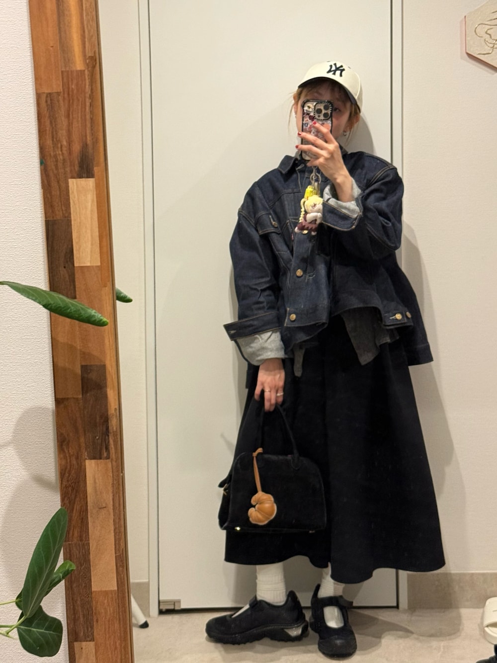「スニーカー、CFCL、シーエフシーエル、高橋愛、154cm、sacai levi's、sacai、Levi's、サカイ、リーバイス、mm6 Maison Margiela、SALOMON」｜「sacai × levi'sのアイテム（デニムジャケット、ブルー系）」を使った、高橋愛さん（レディース・154cm）の夏コーディネートの1枚目の写真